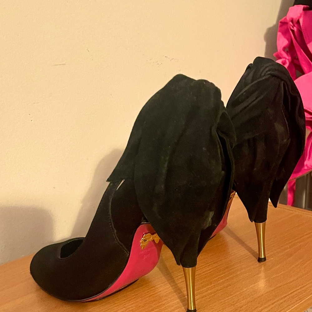 Betsey Johnson Black and Gold Bow Heels